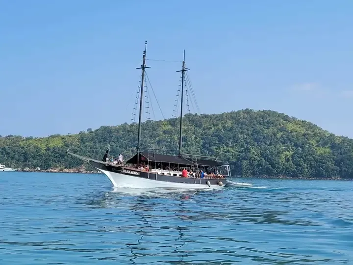 Ilha Anchieta Ubatuba - Vista aérea da ilha com vegetação preservada